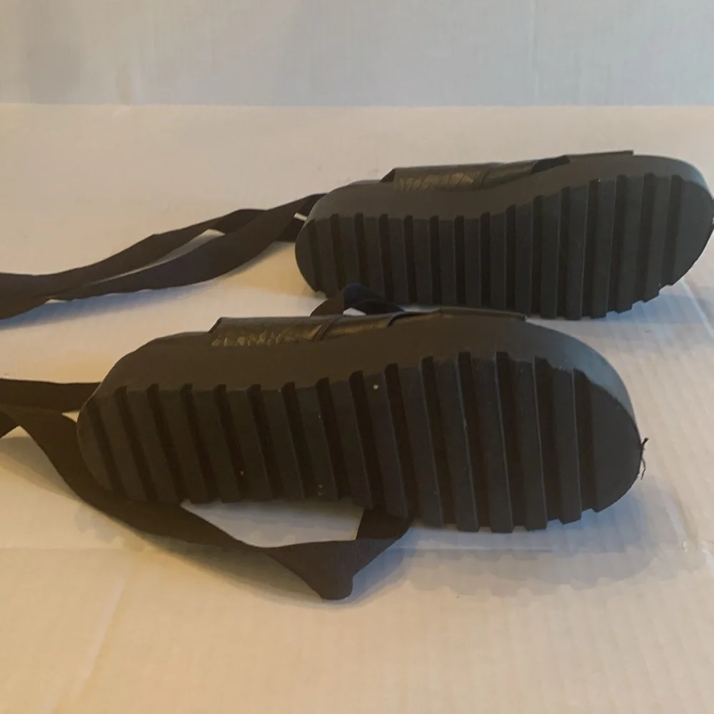 VGUC Urban Outfitters size 38 US 7 platform black lace up shoes